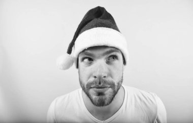 Turuncu zemin üzerine kurnaz yüzü olan adam santa