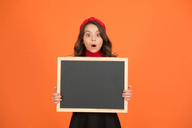 Okul programı bilgisi. Karatahta kopyalama alanı liseli kızlarda. Okul duyurusu konsepti. Okul hayatı. Bildiriyorum. Halka açık. Öğrenciler topluluğu için haberler. Uluslararası takas