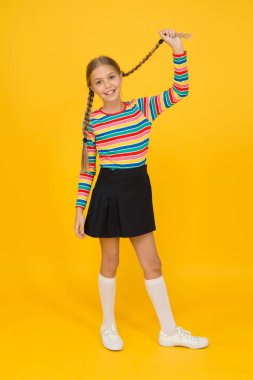 Sevimli çocuk modası ve fantezi. Gökkuşağı kıyafeti giyen küçük bir kız. Pozitif olma kavramı. Mutluluk. Duygusal bir çocuk. Moda dükkanı. Suç ortağı olmalı. Modern moda. Çocuk modası. Uzun saçlı kız.