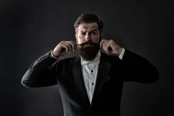 Jag är stolt över hans mustasch. Brutal hipster snurra mustasch. Seriös kille bär långt skägg och mustasch. Skäggig man med stilrent mustaschhår. Frisörsalong. Frisörer — Stockfoto