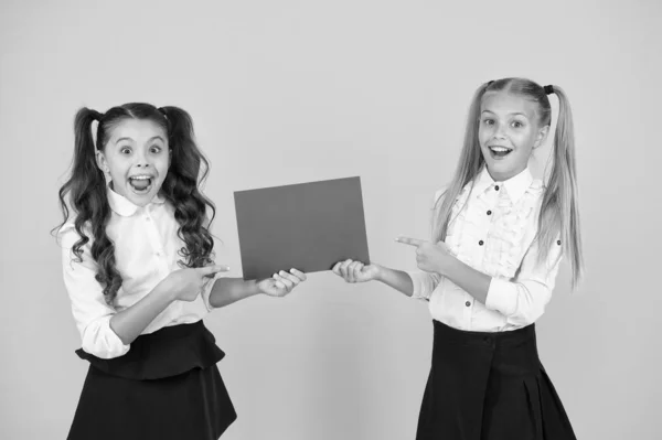 Lányok iskolai egyenruha plakát. Vizuális kommunikációs koncepció. Iskolai barátság. Az iskolás lányok posztert mutatnak. Társadalmi poszter másolás. A szocializáció azt jelenti, hogyan jönnek ki egymással a gyerekek. — Stock Fotó