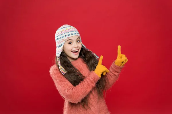 Olha para isto. Miúdo sorridente alegre. Bonitinho brincalhão. Cuidados de inverno para cabelos longos. Adorável bebê cabelo longo desgaste bonito inverno tricotado chapéu. Menina usar acessório tema de inverno. Diversão e alegria. Espírito festivo — Fotografia de Stock