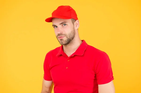 Cajero del supermercado. Ocupación de cajero. Contratando a un trabajador. Guapo tipo de uniforme de cajera. Se busca personal del restaurante cafetería. El servicio de entrega del hombre usa gorra roja. Asistente de taller. Entrega de comida hombre — Foto de Stock