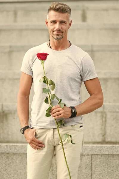 Για κάποιον ξεχωριστό. ' Νθρωπος με τριαντάφυλλο. Ωραίος άντρας που κρατάει κόκκινο τριαντάφυλλο. Ελκυστικός άντρας με λουλούδι. Σέξι άνθρωπος προετοιμασία φυσικό δώρο για την ημέρα του Αγίου Βαλεντίνου ή γιορτή γενεθλίων — Φωτογραφία Αρχείου