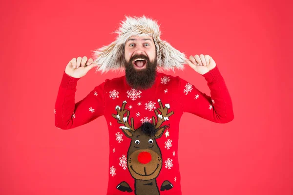 Tradición navideña. Espíritu y ambiente navideños. Sé rápido para conseguir las mejores partes finales. Feliz año nuevo. Únete a fiesta. Traje de invierno. Suéter de Navidad. Hipster barbudo hombre usar navidad jersey y sombrero — Foto de Stock