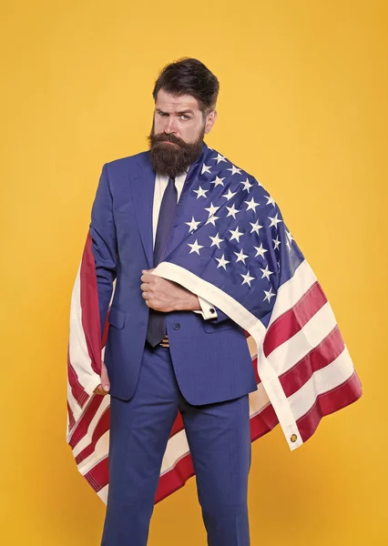 A bandeira inspira sentimentos de orgulho e segurança. Homem de negócios confiante vestindo bandeira americana com orgulho. Homem barbudo em roupa formal sentindo orgulho nacional no dia da independência. Orgulho e dignidade — Fotografia de Stock