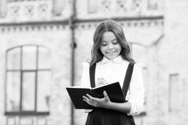 Start nieuw schoolproject. Welkom terug op school. Schoolmeisje formeel uniform handboek. Naar kennis. Studenten leven. Studente. Intelligent kind. Intellectuele taak. Cognitief proces — Stockfoto