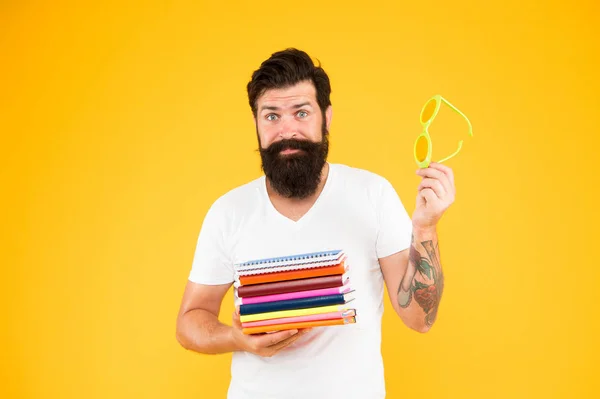 Studente adulto. Libri di testo del college. Un hipster creativo. Diario personale. Stupida studentessa. Educazione per adulti. L'eccentrico studente hipster tiene libri a pila. Studia sodo. Corsi di lingua. Acquistare articoli di cancelleria — Foto Stock