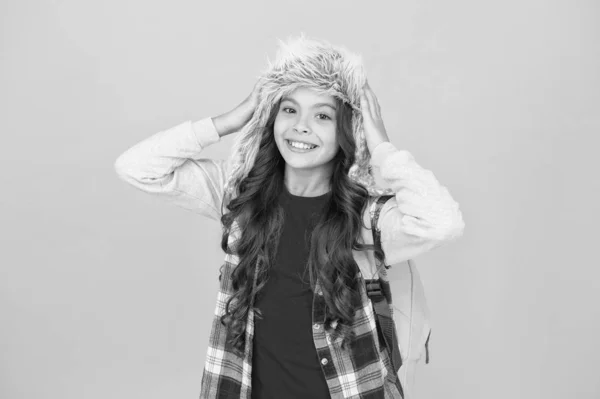 Divat és szépség. Boldog lány szőrme divat kalap sárga háttér. Téli megjelenés a kis divat modell. Frosty időjárás divat gyerekeknek. Imádnivaló és gyönyörű. — Stock Fotó