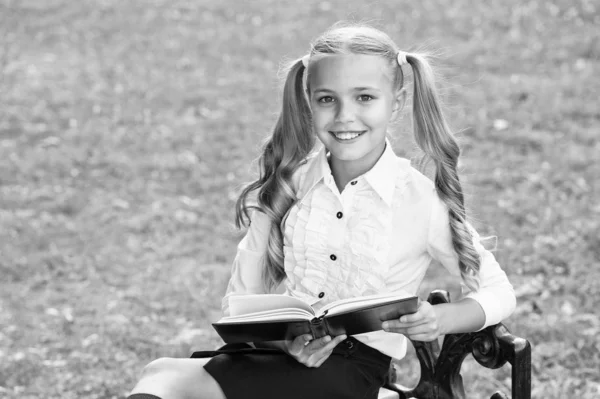 Estudia lenguaje. Lindo niño sonriente sostiene libro. Adorable niña estudiante de la escuela. Concepto de educación escolar. Lindo pequeño ratón de biblioteca. Día del conocimiento. Listos para las lecciones. Estudiante de secundaria —  Fotos de Stock