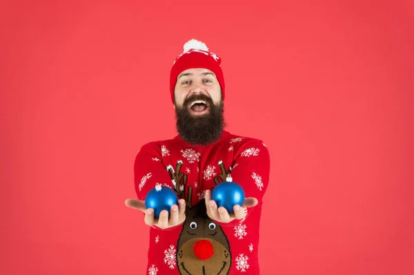 Zabalte to, prosím. Chci to říct. Vezmu si dvě. těšte se na dovolenou. Připraven na oslavu. šťastný muž drží vánoční výzdobu. zdobí domov a vánoční strom. Nový rok párty dekorace. prodej výzdoby obchodu — Stock fotografie