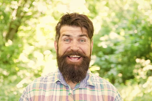 Randonnée et voyage. Concept vacances d'été. Homme barbu hipster fond d'arbres verts. Guy se détendre dans la nature estivale. Unis avec l'environnement. Beau bûcheron. Homme barbe et moustache dans la forêt d'été — Photo