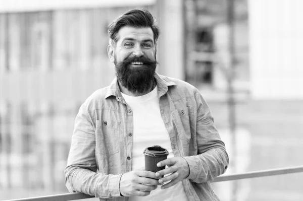 La vida pasa después del café. Bebida hipster feliz para llevar café. Hombre barbudo disfrutar de beber café al aire libre. Quita el hábito del café. Bebida caliente por la mañana. Desayuno — Foto de Stock