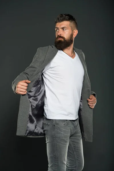 Perfecto para el trabajo o fines de semana. El hombre barbudo usa un estilo casual. Hipster en traje informal fondo gris. Traje de negocios casual. Casual y cómodo. Moda y estilo — Foto de Stock