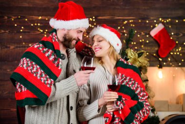 Seni çok seviyorum. Mutlu noeller. Aile şarap içer. Kadınlar ve erkekler Xmas 'ı sever. Selamlama zamanı. Çift kendini rahat hissediyor. Mutlu yıllar. Tatil kutlaması. Birbirine aşık çift Noel Baba şapkası. Hediye zamanı.