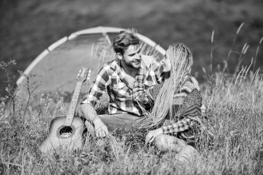 Her şeyi birlikte yapıyoruz. Country müziği. Romantik randevu. Gitarlı mutlu arkadaşlar. Birbirine aşık çiftler birlikte vakit geçirir. Arkadaşlık. Kamp ateşi şarkıları. Erkekler kız için gitar çalar. Batı kampı. Yürüyüş