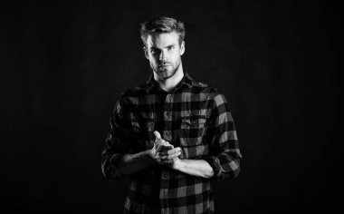 Hipster siyah arka plan. Erkeklik ya da erkeklik standartları. Kareli gömlekli yakışıklı, bakımlı bir adam. Erkeklik kavramı. Modern erkekliğin anlamı. Erkek güzeli, berber dükkanı ve güzellik salonu.