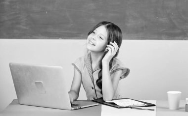 Video dersi izliyorum. Online okul. Online eğitim. Uzaktan eğitim. Öğrenci çalışma dijital teknoloji. Eğitici içerik. Schoolgirl internette sörf yapıyor. Online kurs. Ev ödevi yapın veya oyun oynayın