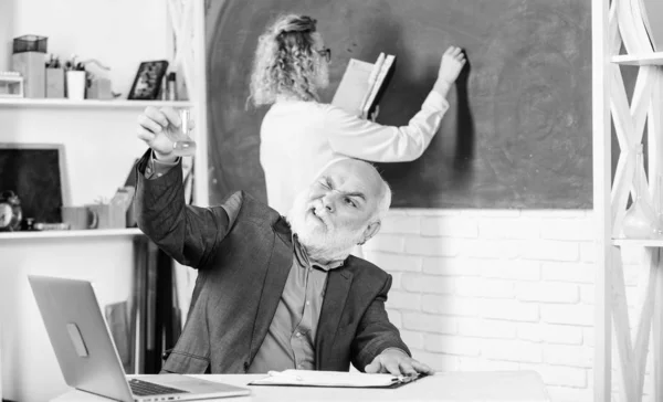 Professor maduro com frasco de copo. aluno e tutor com laptop. lição de biologia. Conceito de investigação científica e biotecnológica. educação de química. de volta à escola. estudante menina resposta no quadro negro — Fotografia de Stock