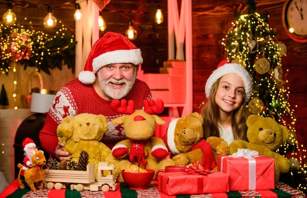 素敵な贈り物だお祭りの伝統。幸せな子供時代驚きを与える子供のためのテディベアのおもちゃをプレゼント。ボクシングの日だ家族の価値観子供は祖父サンタクラスとクリスマスをお楽しみください。幸せと喜び — ストック写真