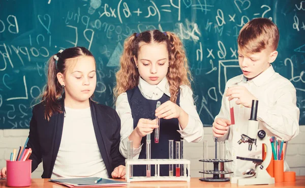 A gyerekek szeretik a kémiai kísérleteket. A vegyi anyag feloldódik egy másikban. A felfedezés olyan izgalmas. Vegyi reakció akkor lép fel, amikor az anyag új anyagokká alakul át. A tanulók kémiát tanulnak az iskolában. — Stock Fotó