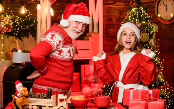 可爱的礼物。 节礼日 快乐的童年 孩子们喜欢和长胡子的爷爷圣诞老人在一起过圣诞节。 节日传统。 快乐和喜悦。 快乐的庆祝活动。 给我个惊喜 给孩子的礼物玩具 — 图库照片