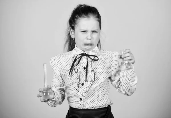 Dottore stressato e stanco. piccola ragazza stressata con fiaschetta di prova. lezione di bilogia per bambini. Torniamo a scuola. ricerca scientifica in laboratorio. Una scolaretta. istruzione e conoscenza. stanco medico ragazza — Foto Stock