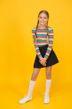 Gökkuşağı tarzı. Sevimli çocuk modası ve fantezi. Gökkuşağı kıyafeti giyen küçük bir kız. Pozitif olma kavramı. Mutluluk. Duygusal bir çocuk. Moda dükkanı. Suç ortağı olmalı. Modern moda. Çocuk modası