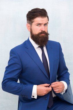 Resmi ve şık. Şık bir iş adamı ceketi. Ofis tarzı sakallı adam. Profesyonel kapsül dolabı. İşe giderken şık giyin. Moda ve tarz. Zarif ve şık. Ek biçim için