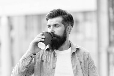 Ruh halini yükselten içecek. Hippi bardağı açık havada tutar. Sakallı adam içki molasını sever. Lezzetli bir içecek tarifi. Kahve zamanı. Günaydın.