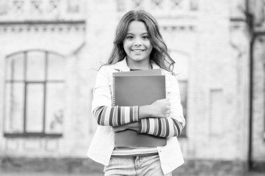 Modern eğitim. Çocuk gülümseyen kız okul öğrencisi eğitim için çalışma kitapları ders kitapları tutun. Yetenekli çocuklar için eğitim. Daha derin öğrenme için ekstra ders alarak. Okul eğitimi. Seçim kursu