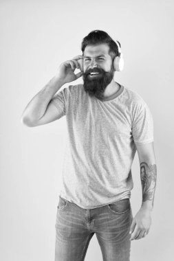 Çünkü ben mutluyum. Mutlu hipster sarı arka planda müzik dinler. Sakallı adam kulaklıkla çalan şarkılardan hoşlanır. Mutlu ve neşeli bir melodi. Müzik onu mutlu ediyor.