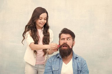 Sağlıklı bir açıklık dozuyla her baba kız yetiştirmede başarılı olabilir. Çocuk saç modeli stil baba sakal yapma. Ebeveyn olmak, çocuk ilgi alanları için mevcut olmak anlamına gelir. Saç modelini değiştir. Komik saç modeli oluşturun