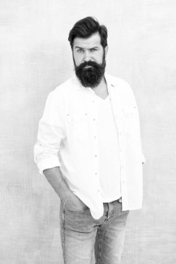 Yüz bakımı. Sakallı adam erkeklik saçıyor. Yakışıklı hippi pantolonu. Erkek moda güzeli. Erkeklik kavramı. Yaz sezonu moda trendi. Seksi, vahşi, maço, gri arka plan. Erkek şiddeti.