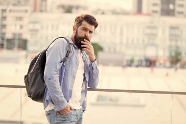 Aktif tatili tercih ederim. Hipster tatil seyahatinde. Yaz tatilinde sırt çantasıyla seyahat eden sakallı adam. Backpacker tatile gidiyor. Turist veya gezgin şehir boyunca sırt çantasıyla