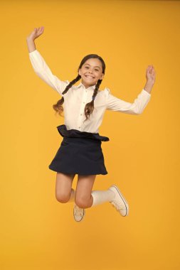 Bilgiye dizginsiz bir susuzluk. Kız bilgiye doğru gidiyor. Bilgi günü. Okula geri dön. Çocuk neşeli kız öğrenci enerji dolu havada atlamak. Öğrenci çalışma istiyor. Derse başla. Hareket halindeki aktif çocuk