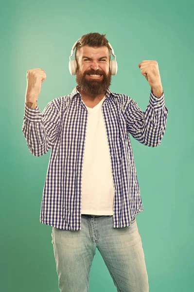 Hombre con auriculares. Streaming sitios de música de moda y más caliente alrededor. Tecnología inalámbrica. Interfaz fácil de usar y gran biblioteca de melodías. Hipster con barba escuchando música. Hermoso amante de la música — Foto de Stock