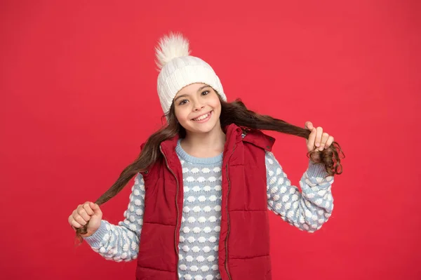 Känna sig varm och lycklig. Glada barn i mysig stickad outfit. vintermode för barn. barndoms lycka. Glad vintersemester och aktivitet. väderprognos. högkvalitativa stickade plagg — Stockfoto