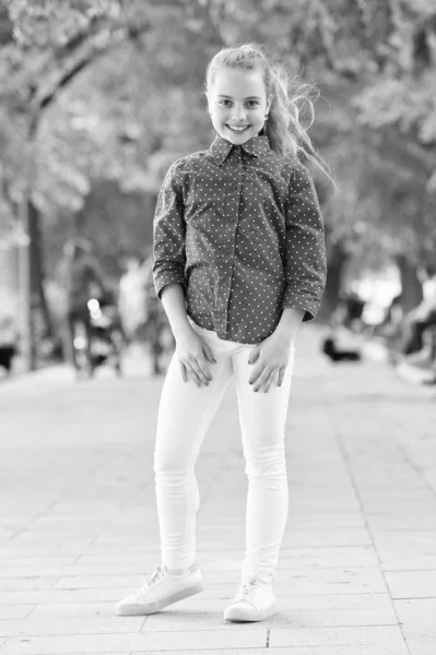 Ve sano y feliz. Niño sano sonriendo en el parque de verano. Niña feliz disfrutar de un crecimiento saludable y el desarrollo. Vivir un estilo de vida saludable —  Fotos de Stock