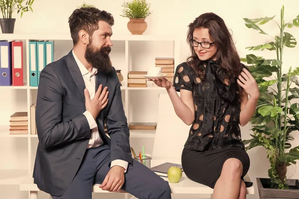 A namoriscar colegas. Homem barbudo e mulher atraente. Homem e mulher conversam hora do café. Rumores de escritório. Café de escritório. Alguns colegas de trabalho relaxar coffee break. Compartilhe café com colega — Fotografia de Stock