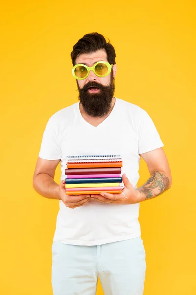 Minimale e chic ha una copertura in laminato opaco soft touch. Stupida studentessa. Educazione per adulti. L'eccentrico studente hipster tiene libri a pila. Studia sodo. Corsi di lingua. Compra articoli di cancelleria. Studente adulto — Foto Stock