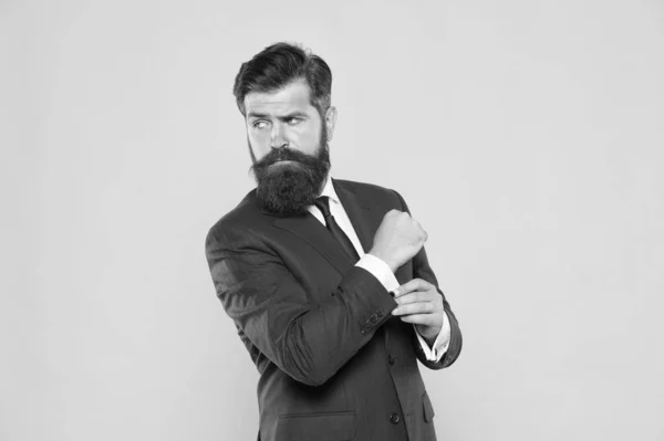 Des hommes d'affaires. Entrepreneur sérieux et motivé. homme d'affaires costume formel. beau barbu homme ceo. Barbier et styliste. avocat couronné de succès et charismatique. concept de leadership. beau concept de mec — Photo