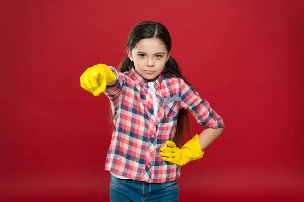 Fais-le. Appréciez la propreté. Maison propre. Tâches ménagères. Nettoyage de printemps. Service de nettoyage de maison. Du matériel de nettoyage. Gants en caoutchouc pour petite fille pour nettoyer le fond rouge. Hé toi ! — Photo