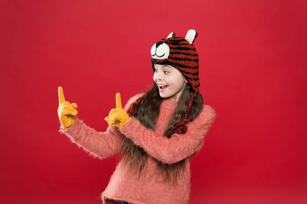 Wie diese. Verspielter Tiger. Festtagsstimmung. fröhlich lächelndes Kind. spielerische Cutie. Kinder wirken süß. entzückendes Baby trägt süße Winter-Strickmütze. Niedliche Accessoires. Mädchen tragen Winter Thema Accessoire — Stockfoto