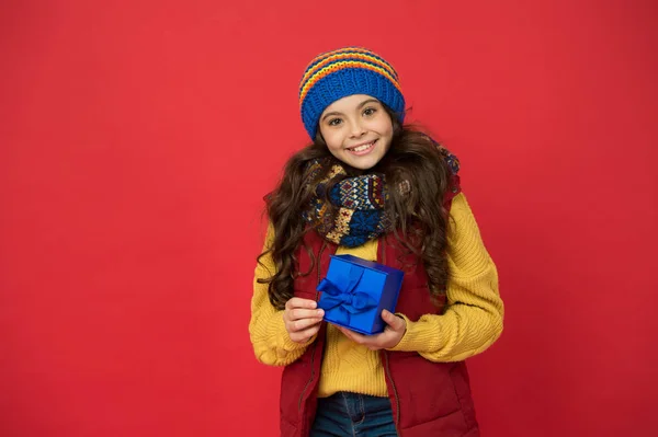 Efter shopping. flicka med nyårspresent låda. Trevlig vintersemester. liten flicka stickad hatt och halsduk. God jul, då. Julstämning. vintershopping försäljning. barndoms lycka. trevligt köp — Stockfoto