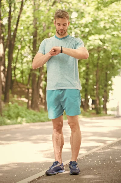 Treinador desportivo. Desporto bem-estar e auto-cuidado. Bonito homem roupa desportiva olhar confiante. Beleza masculina. Cara de barba bonita. O desporto é o modo de vida. Estilo de vida desportivo. Atleta bonito no parque — Fotografia de Stock