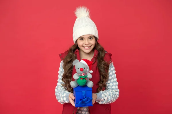 Opwinding. kinder gebreide winterkleding spelen met speelgoed rat. Speelgoedwinkel voor kinderen. Kerstcadeaus online. in kerststemming. Gelukkig nieuw 2020 jaar. muissymbool van het jaar. schattig klein meisje houden muis speelgoed — Stockfoto