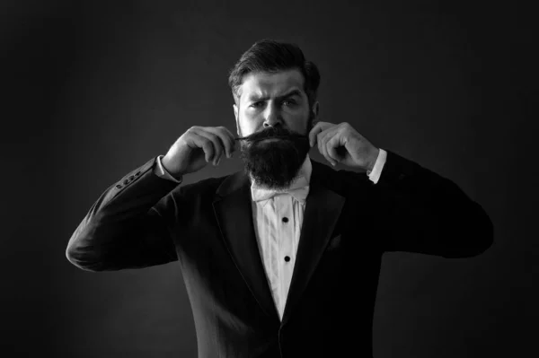 Orgulhoso do bigode. Bigode de giro de hipster brutal. Um tipo sério usa barba comprida e bigode. Homem barbudo com cabelo de bigode elegante. Barbearia. Barbeiros — Fotografia de Stock