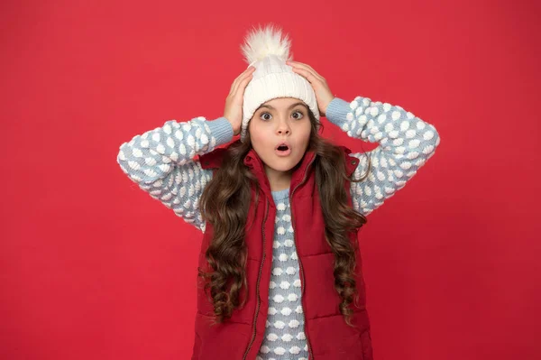 Hayır, olamaz. rahat örgü kıyafetli çocuk şaşırdı. Çocuklar için kış modası. çocukluk mutluluğu. Kış tatilin ve aktiviten kutlu olsun. Hava tahmini. Bu kış sıcak hissediyorum. Aman Tanrım. — Stok fotoğraf