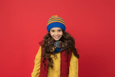 Hoş geldin kış mevsimi. Kış tarzında mutlu çocuk. Şirin görünüşlü küçük kız. Tarz ve moda. Soğuk hava için moda trendleri. Rahat hissetmek için zarif bir tarz.
